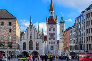 Marienplatz und Altes Rathaus im Sonnenschein