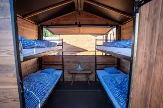 Betten in der Almhütte im Wiesncamp Betten in der Almhütte im Wiesncamp