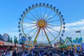 Riesenrad auf dem Frühlingsfest Riesenrad auf dem Frühlingsfest