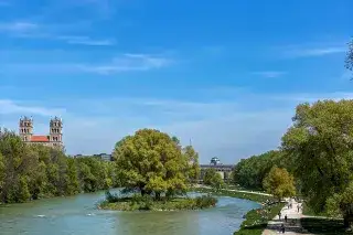 Isar bei blauem Himmel, im Sommer mit St. Maximilian im Hintergrund Isar bei blauem Himmel, im Sommer mit St. Maximilian im Hintergrund