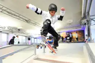 Trendsport Actionsport Kind auf Skateboard