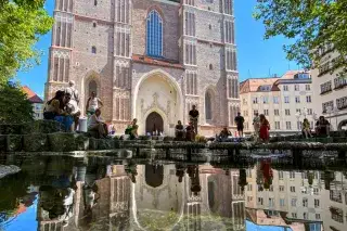 Spiegelung der Frauenkirche im Wasserglockenbrunnen. Spiegelung der Frauenkirche im Wasserglockenbrunnen.