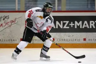 Kathrin Lehmann Kathrin Lehmann spielt Eishockey und kontrolliert mit dem Schläger den Puck