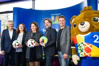 100 days to go bis zur UEFA EURO 2024 Fünf Personen und Maskottchen Albärt posieren beim Presse-Event zu „100 days to go“ vor der UEFA EURO 2024 in der Host City München für die Kamera