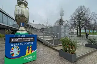 Kopie der UEFA EURO 2024 Trophy im Olympiapark Kopie der UEFA EURO 2024 Trophy im Münchner Olympiapark. Im Hintergrund ist der Olympiaturm zu sehen.