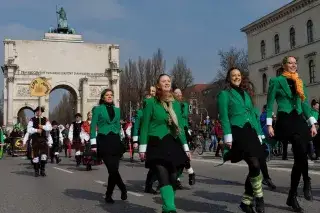 St. Patrick's Day Parade: Irische Tänzerinnen vor dem Siegestor