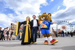 Münchner Kindl Franziska Inselkammer, sports officer Florian Kraus and European Championship mascot Albärt at the spring festival Münchner Kindl Franziska Inselkammer, Sportreferent Florian Kraus und EM-Maskottchen Albärt auf dem Frühlingsfest