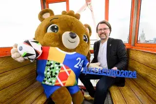 EM-Maskottchen Albärt und Sportreferent Florian Kraus in einer Riesenradgondel auf dem Frühlingsfest EM-Maskottchen Albärt und Sportreferent Florian Kraus in einer Riesenradgondel auf dem Frühlingsfest