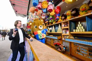 Sportreferent Florian Kraus und EM-Maskottchen Albärt an einem Stand auf dem Frühlingsfest Sportreferent Florian Kraus und EM-Maskottchen Albärt an einem Stand auf dem Frühlingsfest