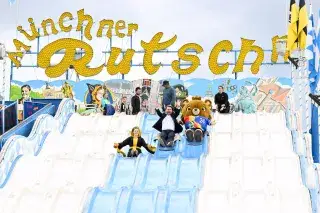 Münchner Kindl Franziska Inselkammer, Sportreferent Florian Kraus und EM-Maskottchen Albärt auf der Münchner Rutschn auf dem Frühlingsfest Münchner Kindl Franziska Inselkammer, Sportreferent Florian Kraus und EM-Maskottchen Albärt auf der Münchner Rutschn auf dem Frühlingsfest
