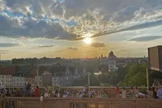 Fat Cat Dachgarten: Ausblick auf München kurz vor Sonnenuntergang Fat Cat Dachgarten: Ausblick auf München kurz vor Sonnenuntergang