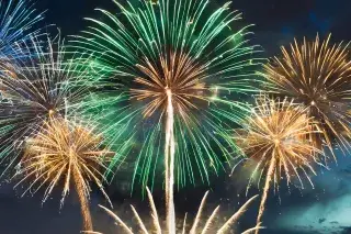 Feuerwerk in verschiedenen Farben vor dunklem Nachthimmel Feuerwerk in verschiedenen Farben vor dunklem Nachthimmel
