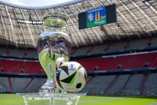 Henri-Delaunay-Pokal und EM-Ball in der Münchner Arena Henri-Delaunay-Pokal und EM-Ball in der Münchner Arena