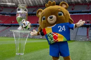 Der EM-Pokal auf dem Rasen der Münchner Arena mit Maskottchen Albärt Der EM-Pokal auf dem Rasen der Münchner Arena mit Maskottchen Albärt