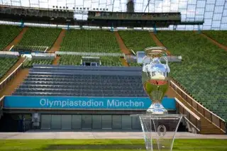 Der Henri-Delaunay-Pokal im Münchner Olympiastadion Der Henri-Delaunay-Pokal im Münchner Olympiastadion