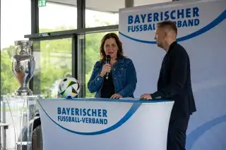 Bürgermeisterin Verena Dietl spricht während der Trophy Tour Bürgermeisterin Verena Dietl spricht während der Trophy Tour