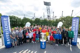 Vertreter*innen bayerischer Amateurvereine bei der Trophy Tour im Olympiapark Vertreter*innen bayerischer Amateurvereine bei der Trophy Tour im Olympiapark