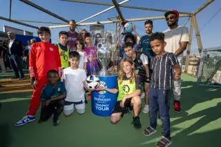 Kinder mit dem EM-Pokal auf dem Dach des Bellevue di Monaco Kinder mit dem EM-Pokal auf dem Dach des Bellevue di Monaco