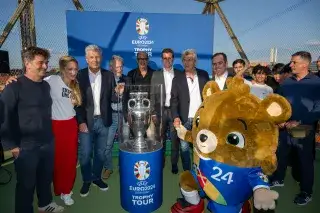 EM-Pokal im Bellevue di Monaco unter anderem mit OB Dieter Reiter (3.v.l.), Weltmeister Paul Breitner (4.v.l.), Host City Botschafter Dr. Felix Brych (6.v.l.), Weltmeister Klaus Augenthaler (7.v.l.) und Turnierdirektor Philipp Lahm (8.v.l.) EM-Pokal im Bellevue di Monaco unter anderem mit OB Dieter Reiter (3.v.l.), Weltmeister Paul Breitner (4.v.l.), Host City Botschafter Dr. Felix Brych (6.v.l.), Weltmeister Klaus Augenthaler (7.v.l.) und Turnierdirektor Philipp Lahm (8.v.l.)