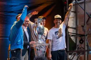 Philipp Lahm und die Sportfreunde Stiller mit dem EM-Pokal Philipp Lahm und die Sportfreunde Stiller mit dem EM-Pokal