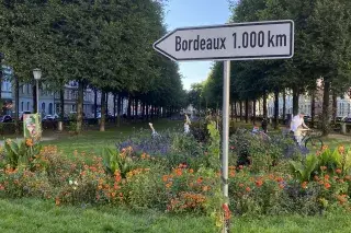 Bordeauxplatz in München mit Entfernungsschild 1000 km Bordeauxplatz in München mit Entfernungsschild 1000 km