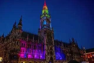 CSD: Rathaus mit Regenbogenfarben angestrahlt