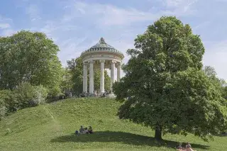 Monopteros im Englischen Garten im Frühling Monopteros im Englischen Garten im Frühling