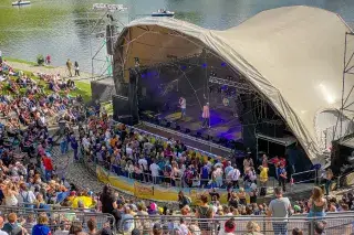 Die Seebühne im Theatron mit Publikum
