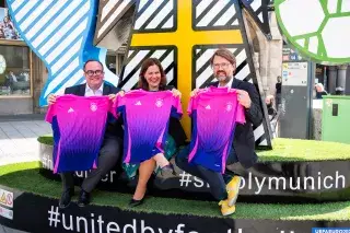 Clemens Baumgärtner, Verena Dietl und Florian Kraus bei der Einweihung des Spectacular. Clemens Baumgärtner, Verena Dietl und Florian Kraus mit Deutschland-Trikots bei der Einweihung des Spectacular.