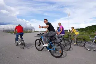 Fans mit dem Fahrrad auf dem Weg zur Münchner Arena Fans mit dem Fahrrad auf dem Weg zur Münchner Arena