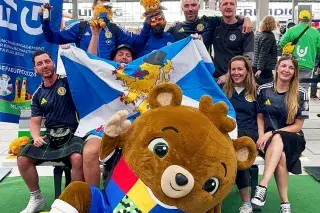 Schottische Fans feiern mit EM-Maskottchen Albärt in München Schottische Fans feiern mit EM-Maskottchen Albärt in München