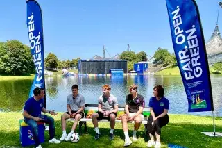 Hockhdiher in the Olympic Park: In conversation with the muenchen.de team: Max Schmitt (right), Konstantin Heide (center) and Nikolaus "Klausi" Heigl (left). Hockhdiher im Olympiapark: Im Gespräch mit dem muenchen.de-Team: Max Schmitt (r.) und Konstantin Heide (M.) Nikolaus „Klausi“ Heigl (l.).