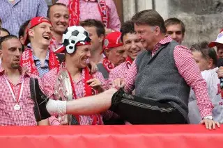 Louis van Gaal in bayerischer Tracht bei der Meisterfeier des FC Bayern 2010 Louis van Gaal in bayerischer Tracht bei der Meisterfeier des FC Bayern 2010