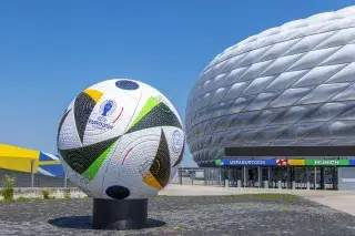 München Arena: Ball vor dem Stadion München Arena: Ball vor dem Stadion