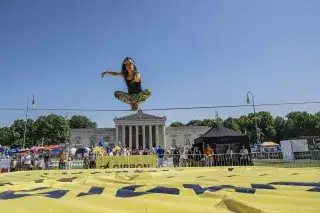 Slacklinerin beim Münchner Sportfestival am Königsplatz