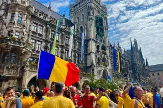 Rumänische Fans vor dem EM-Spiel gegen die Ukraine auf dem Marienplatz Rumänische Fans vor dem EM-Spiel gegen die Ukraine auf dem Marienplatz