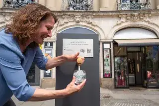 Host-City-Botschafterin Ka Lehmann beim kostenlosen Trinkwasserbrunnen am Stachus Host-City-Botschafterin Ka Lehmann beim kostenlosen Trinkwasserbrunnen am Stachus