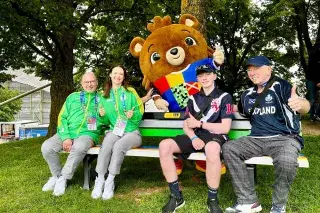 Albärt auf der #hockdiher-Bank in der Fan Zone Albärt auf der #hockdiher-Bank in der Fan Zone