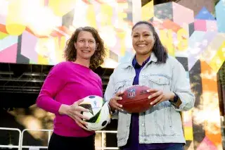 Kathrin „Ka“ Lehmann (UEFA EURO) übergibt den Ball an Nadine Nurasyid Kathrin „Ka“ Lehmann (UEFA EURO) übergibt den Ball an Nadine Nurasyid