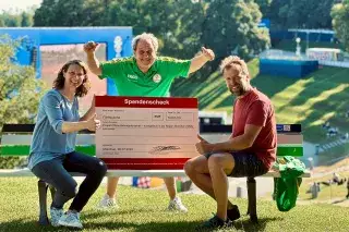 Scheckübergabe von Ka Lehmann an Jens Fülle von der OBA Scheckübergabe von Ka Lehmann an Jens Fülle von der OBA