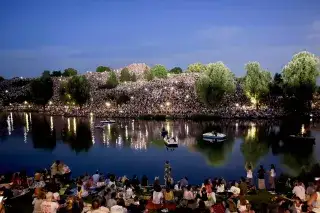 Fans auf dem Olympiaberg beim Coldplay Konzert in München