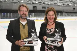 Florian Kraus und Verena Dietl mit Schlittschuhen in der Hand auf dem Eis Florian Kraus und Verena Dietl mit Schlittschuhen in der Hand auf dem Eis