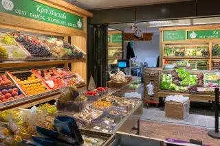 Gemüse- und Obstladen auf dem Elisabethmarkt