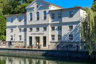 Alpines Museum München - Außenansicht im Sommer