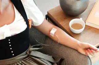 Frau im Dirndl bekommt Immunbooster Infusion
