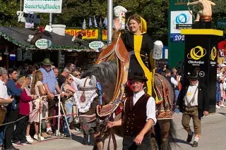 Münchner Kindl beim Einzug der Wiesnwirte 2024