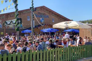 Biergarten vor dem Festzelt Tradition