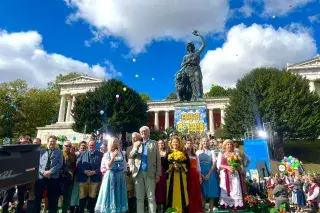 Abschluss beim Platzkonzert 2024 auf dem Oktoberfest Abschluss beim Platzkonzert 2024 auf dem Oktoberfest