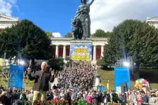 Oberbürgermeister Dieter Reiter dirigiert beim Platzkonzert 2024 auf dem Oktoberfest Oberbürgermeister Dieter Reiter dirigiert beim Platzkonzert 2024 auf dem Oktoberfest