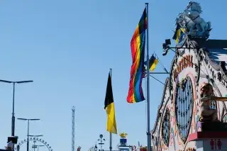 Regenbogen-Fahne auf dem Oktoberfest